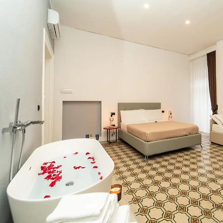 La Piazza Suite Napoli Bagian luar foto