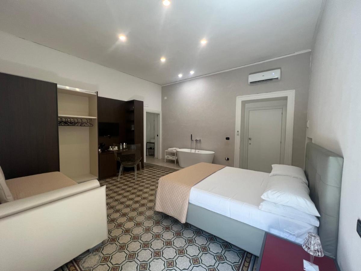 La Piazza Suite Napoli Bagian luar foto