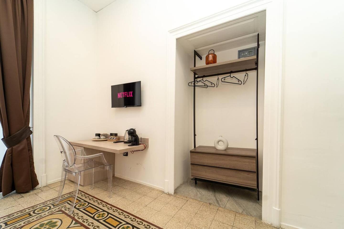 La Piazza Suite Napoli Bagian luar foto