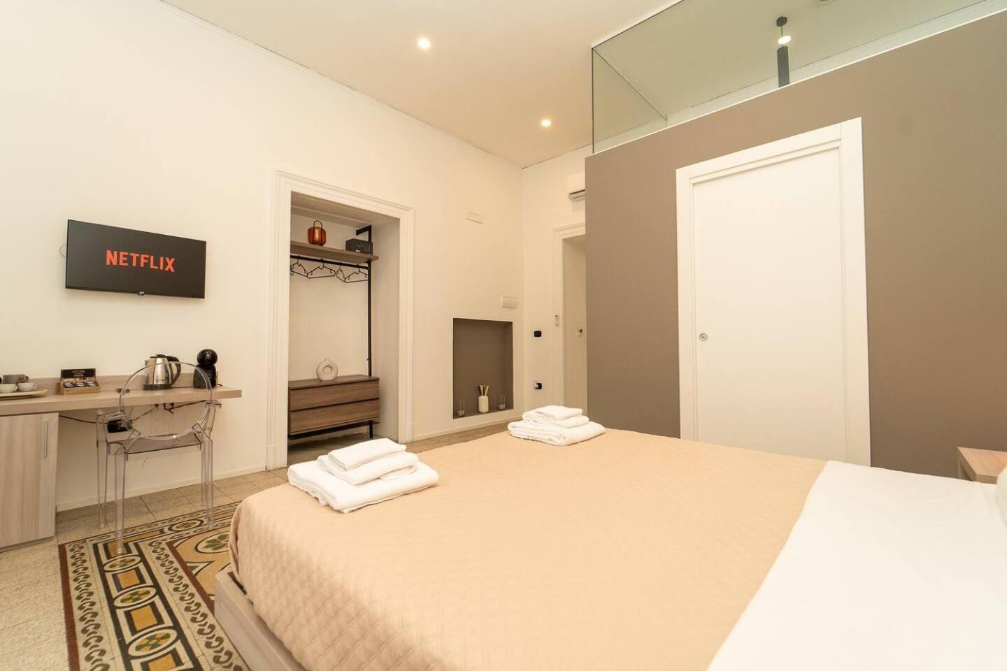 La Piazza Suite Napoli Bagian luar foto