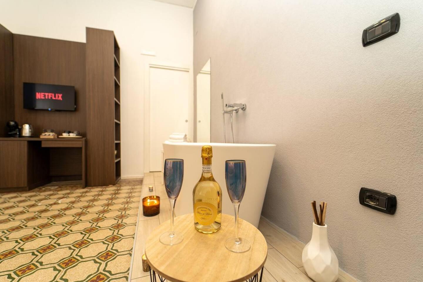La Piazza Suite Napoli Bagian luar foto